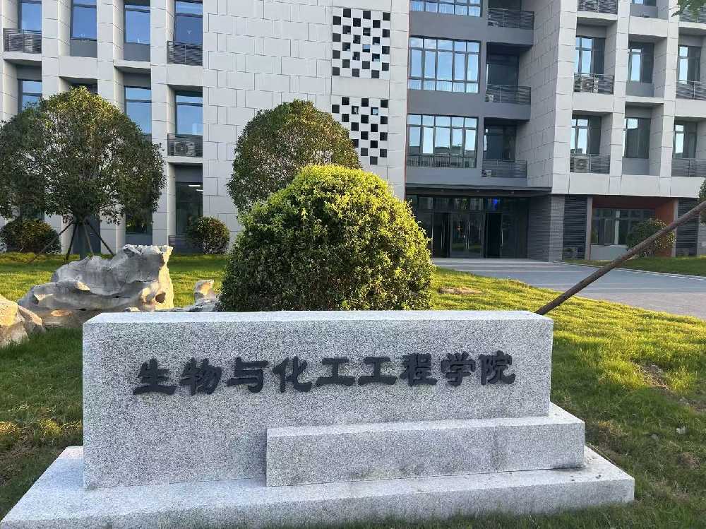 独山子区扬州职业大学体育场高杆灯项目
